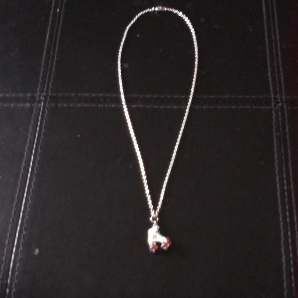 Roller skate necklace - Picture 2 of 2